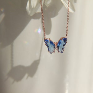 Zilver Rose goud blauwe vlinder ketting, blauwe glazen vlinder ketting, blauwe beglazing vlinder sieraden, sierlijke vrouw ketting, cadeau voor haar
