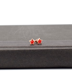 Brincos de estrela vermelha, brincos de inspiração feminina maravilha, brincos de estrela de prata, brincos do dia a dia, brincos de esmalte vermelho, brincos de ouro rosa