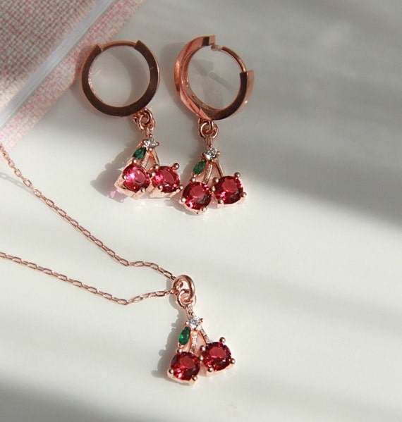 Collana e orecchini in ciliegia rossa d'argento, set di gioielli in ciliegio placcato oro rosa, regalo per lei, regalo di anniversario, set di frutta in argento sterling 925 - Italia