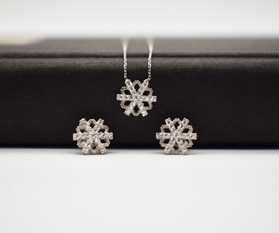 Amazon.com: BVGA Christmas Necklace Earrings Sets Snowflake Gift Bow Pendant  Necklace Dangle Earrings Set for Women Girls Winter Holiday Jewelry Set  Gifts: Clothing, Shoes & Jewelry