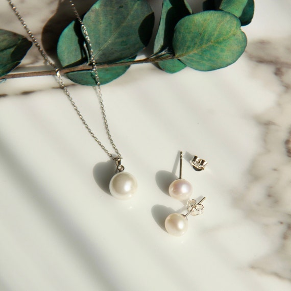 Silver Pearl Woman Necklace and Earrings, Dainty Minimalist 