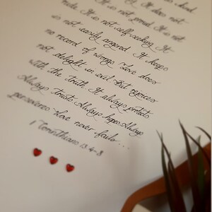 Custom Love is geduldig bijbelvers kalligrafie gepersonaliseerd huwelijkscadeau