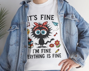 Camiseta "Está tudo bem, estou bem, tudo está bem", Camiseta engraçada para professor(a) com estampa de gato, Presente para professor(a) de arte sobrecarregado(a), Camiseta sarcástica para bibliotecário(a), Camiseta de algodão com estampa de gato