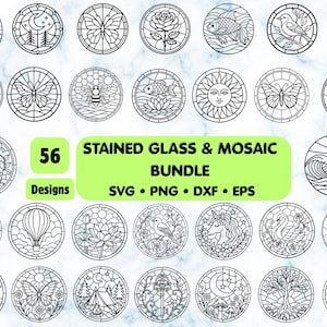 Peut inclure: Une collection numérique de 56 motifs circulaires de vitraux et de mosaïques en art linéaire représentant la nature, des animaux et des motifs célestes. Le texte central indique 56 STAINED GLASS & MOSAIC BUNDLE SVG PNG DXF EPS. Chaque motif est noir.