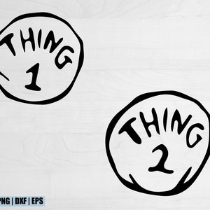 Könnte beinhalten: Zwei schwarze und weiße runde Aufkleber mit dem Text "Thing 1" und "Thing 2" in einer verspielten Schriftart.