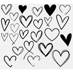 Puede incluir: Colección de corazones negros dibujados a mano en varios estilos y tamaños sobre un fondo blanco. Algunos corazones son sólidos, mientras que otros tienen un contorno esbozado. Los corazones varían en forma, con formas clásicas y abstractas.