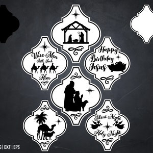 Op de afbeelding: Set van zes zwart-witte SVG-snijbestanden met kerstthema. Elk ontwerp heeft een andere kerstscène, waaronder een kerststal, wijze mannen en een stille nacht-scène. De ontwerpen zijn in Marokkaanse tegelvorm.