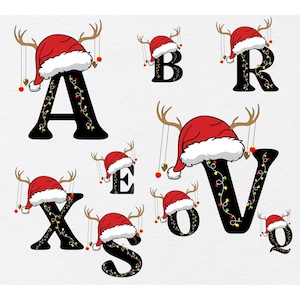 Puede incluir: Letras negras A, B, E, O, Q, R, S, V y X, cada una adornada con un gorro de Papá Noel y cuernos de reno. Las letras están decoradas con luces de cadena y pequeños adornos, creando un diseño festivo de vacaciones.