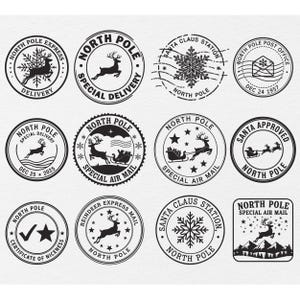 Può includere: Una collezione di timbri in bianco e nero a tema Polo Nord. I disegni includono renne, fiocchi di neve e immagini di Babbo Natale. Il testo include "North Pole Express", "Special Delivery" e "Santa Approved."