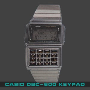Può includere: Un orologio digitale Casio DBC-600 nero con un tastierino calcolatrice. Il quadrante dell'orologio mostra l'ora, la data e il giorno della settimana. Il tastierino della calcolatrice ha lettere e numeri.