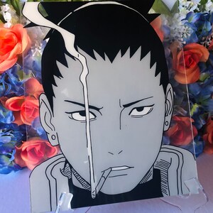 Może przedstawiać: Obraz na przezroczystym szkle akrylowym przedstawiający czarno-białą ilustrację postaci z anime. Postać ma wysoki kucyk, poważny wyraz twarzy i papierosa w ustach. Cienka biała linia dymu unosi się z papierosa.