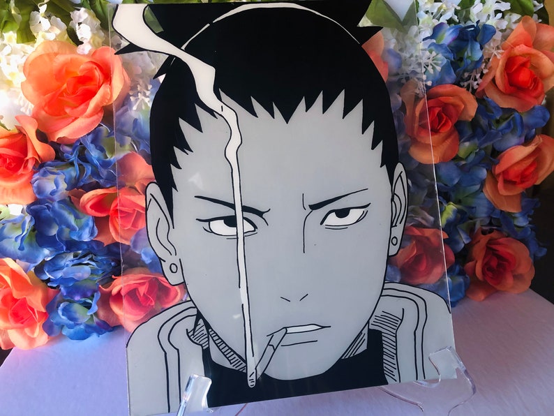 Może przedstawiać: Obraz na przezroczystym szkle akrylowym przedstawiający czarno-białą ilustrację postaci z anime. Postać ma wysoki kucyk, poważny wyraz twarzy i papierosa w ustach. Cienka biała linia dymu unosi się z papierosa.