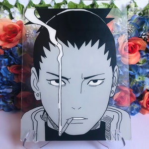 Może przedstawiać: Dzieło sztuki z przezroczystego szkła akrylowego z czarno-białą ilustracją w stylu anime przedstawiającą postać z kolczastymi włosami, papierosem w ustach i cienką białą linią biegnącą pionowo od czubka głowy do papierosa.