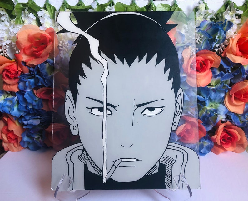 Może przedstawiać: Dzieło sztuki z przezroczystego szkła akrylowego z czarno-białą ilustracją w stylu anime przedstawiającą postać z kolczastymi włosami, papierosem w ustach i cienką białą linią biegnącą pionowo od czubka głowy do papierosa.