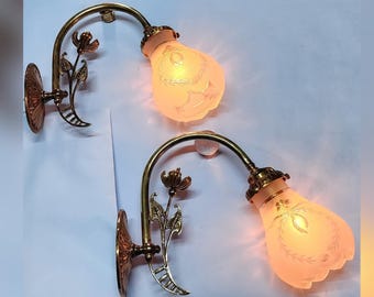Par de apliques de pared antiguos de estilo Art Nouveau, de latón y pantalla de cristal esmerilado, con forma de barco.
