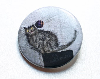 3 buttons Tilting cat, round pin with illustration of a cat hit by a ball, diameter: 37 mm