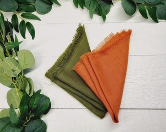 Moss green frayed edge napkins, burnt orange raw edges linen napkins, linen napkins with fringe, green dinner napkins, rustic linen napkins