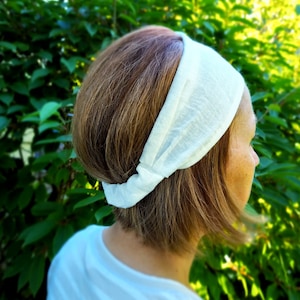 Narrow headband in milky white color