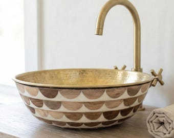 Boho Resin Inlay Vessel Sink, Wood and Brass Bathroom Bowl, Round Artisan Washbasin with Scallop Pattern, Handcrafted Vanity Decor