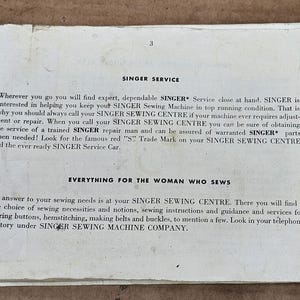 Puede incluir: Página de un manual de servicio de máquina de coser Singer vintage. El texto incluye "SINGER SERVICE" y "EVERYTHING FOR THE WOMAN WHO SEWS". La página está envejecida con desgaste visible, lo que sugiere su uso histórico.