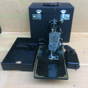 Máquina de costura vintage Singer 221K de peso pena 1948 com placa frontal de rolagem egípcia