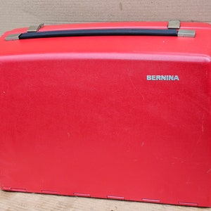 Roter Vintage Bernina Nähmaschinen Koffer