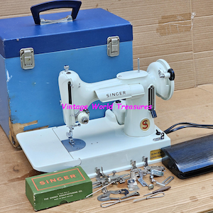 Máquina de costura Singer Featherweight 221K branca com acessórios.