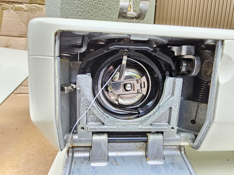 Bernina 932 Electronic Multi Stitch Sewing Machine With Instruction