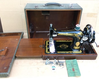 Singer 28K Hand crank Sewing machine  with storage case