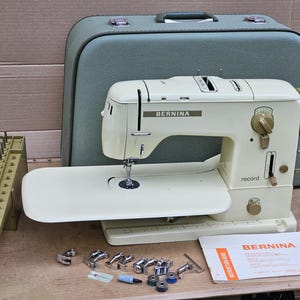 Bernina 730 Rekord Zick-Zack Elektrische Freiarm Nähmaschine mit Zubehör
