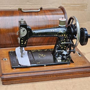 Antique White Peerless USA Antique sewing machine