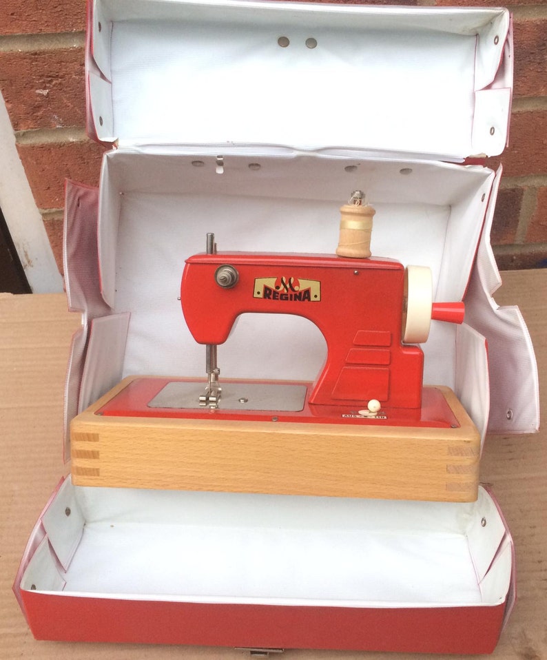 Muller Regina Toy, Miniature Child's Chainstitch Electric Sewing