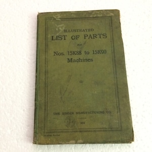 Könnte beinhalten: Grünes Buch mit dem Titel "Illustrated List of Parts for Nos. 15K88 to 15K90 Machines" und dem Text "The Singer Manufacturing Co. 1933".