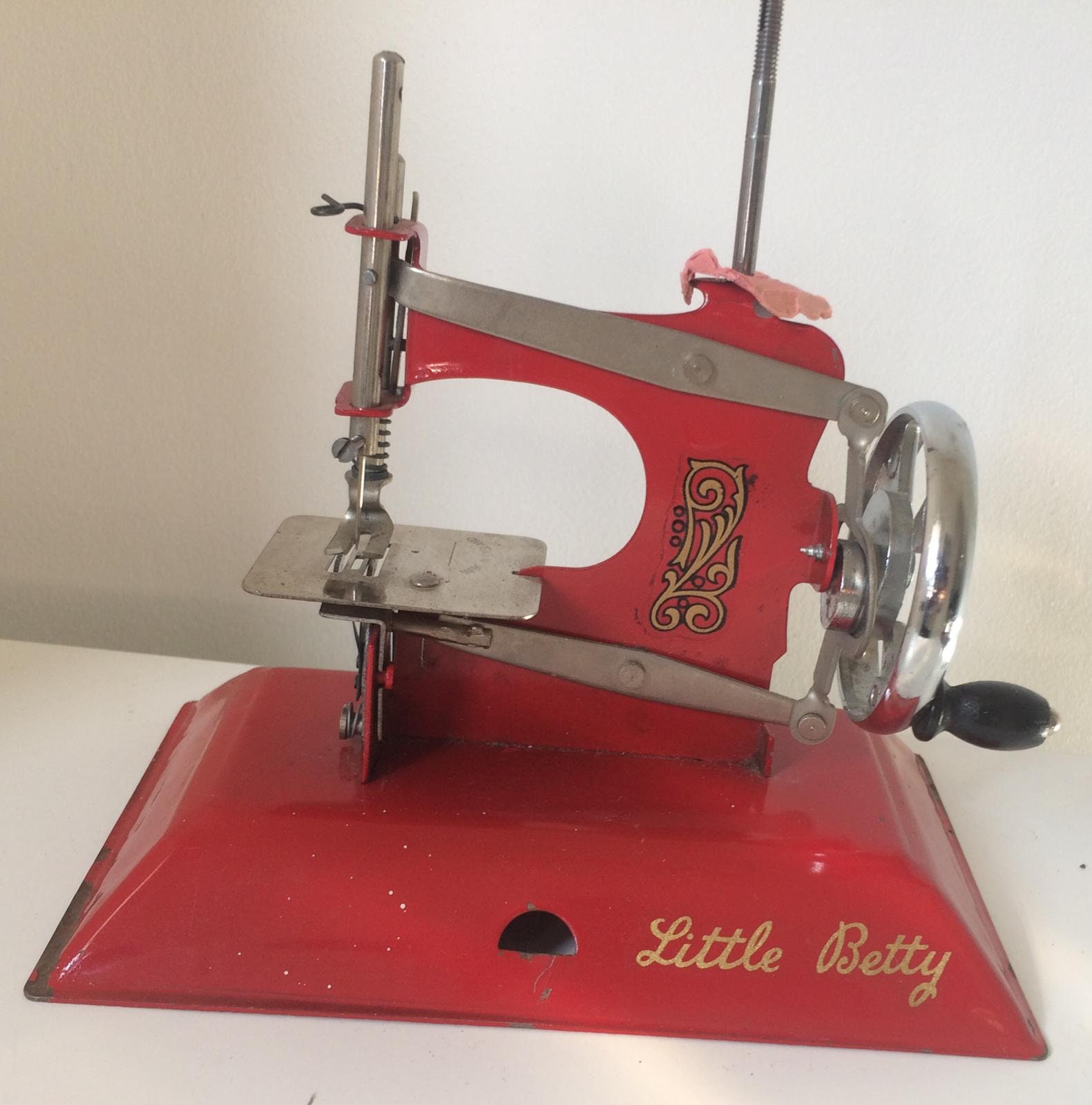 ビンテージ トイミシン リトルマザー 赤 LITTLE MOTHER スチール製 Red Vintage Little Betty Toy, Child's Hand Crank Chain Stitch