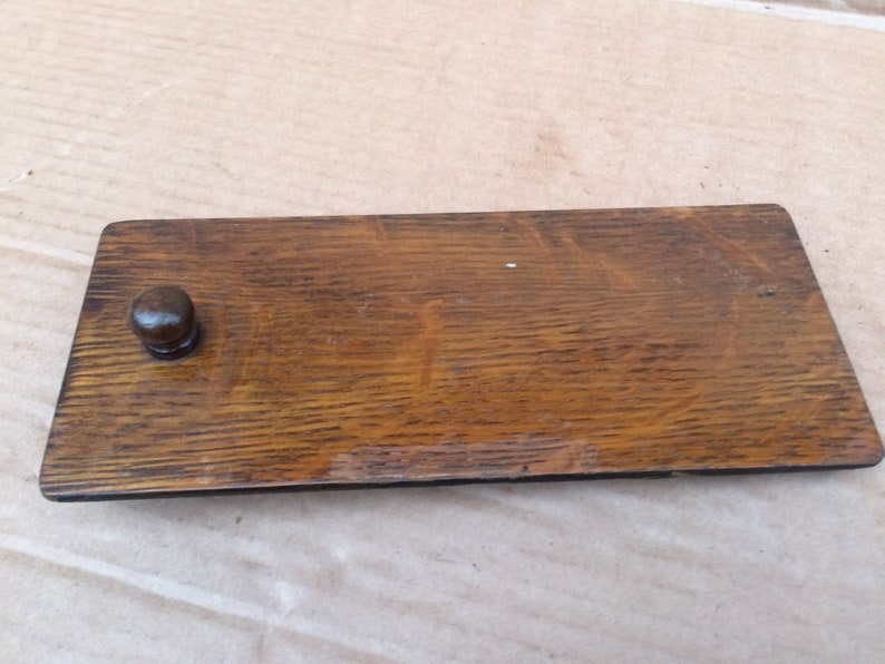 Pu&ograve; includere: Una maniglia per cassetto in legno con finitura marrone scuro e un pomello rotondo. La maniglia ha un design semplice ed &egrave; realizzata in legno massello.