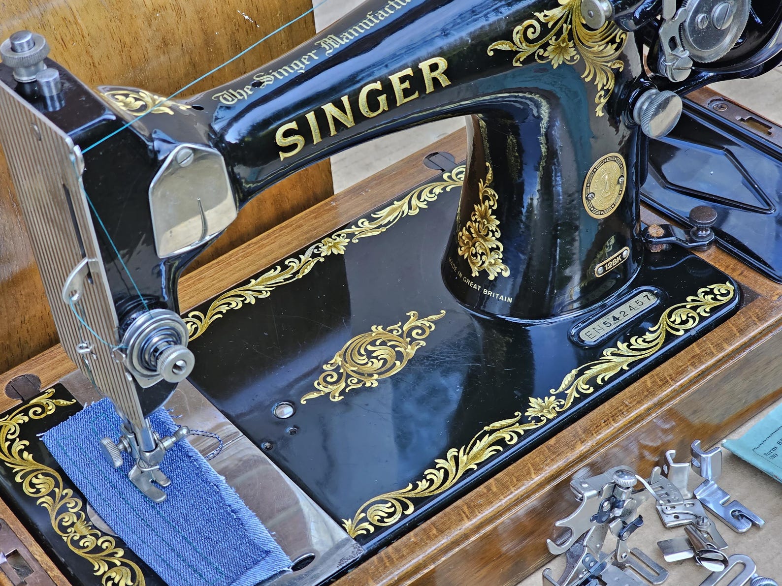 Hand Crank Singer 128K Sewing Machine With Accessories and Instruction ...