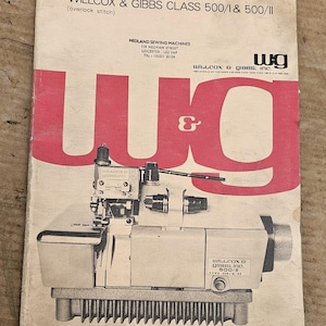 Puede incluir: Manual de instrucciones y catálogo de piezas para una máquina de coser overlock Willcox & Gibbs Class 500/1 & 500/II. La portada presenta un logotipo rojo y blanco y una imagen en blanco y negro de la máquina.