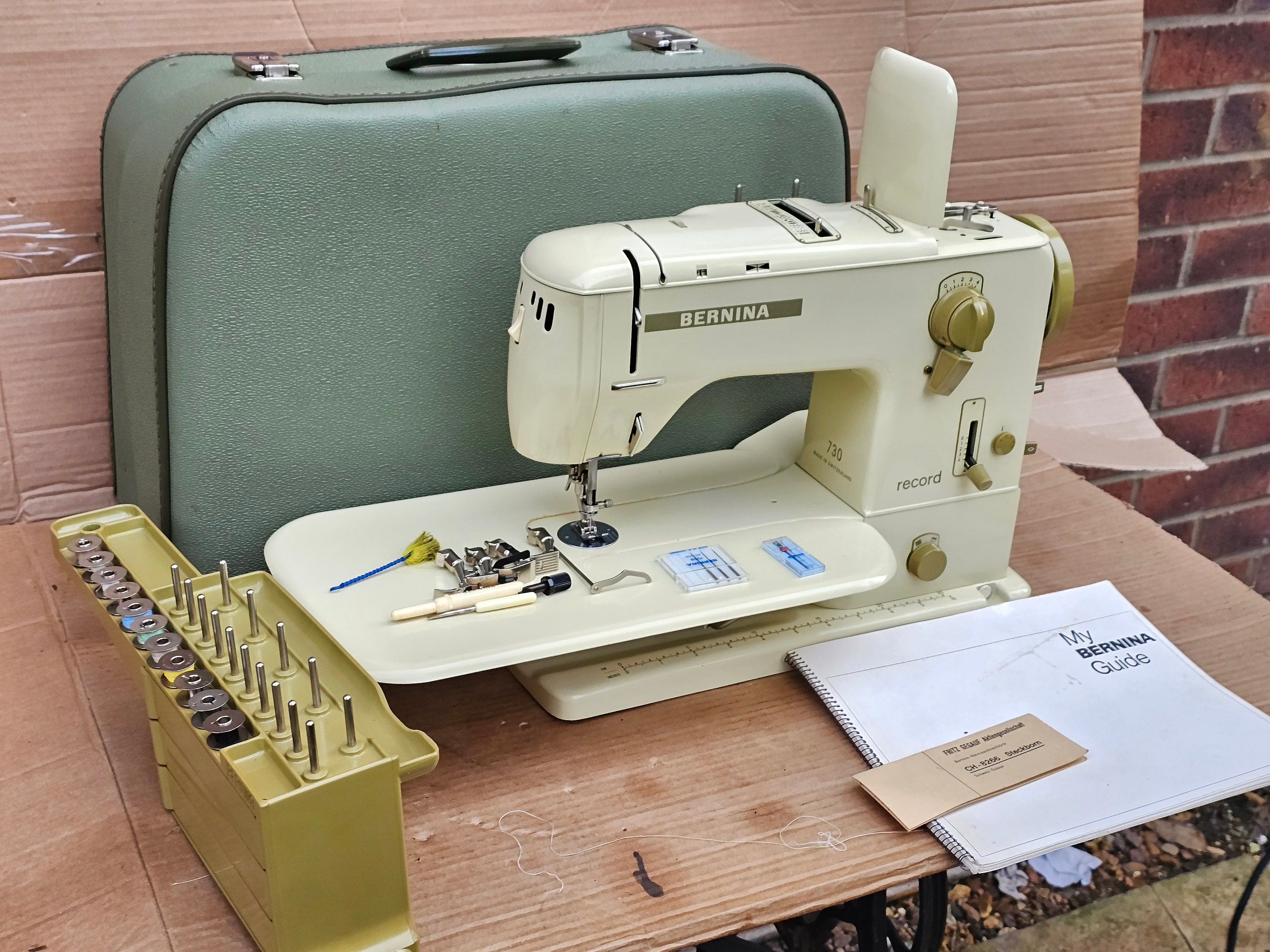 Mueble máquina de coser Refrey de segunda mano por 140 EUR en