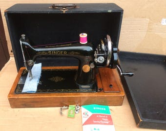 ヴィンテージの手回し式シンガーミシン（ベントウッドケース付き、1922