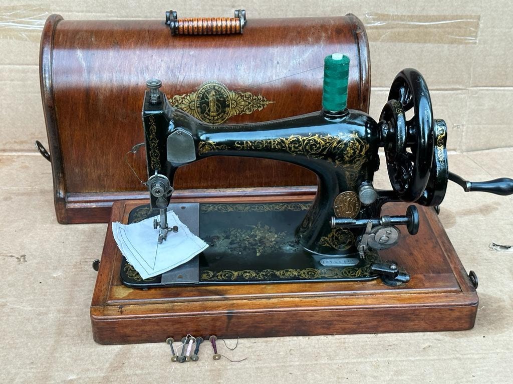 Antique Singer VS3 Hand-crank Sewing Machine: Scrolls and