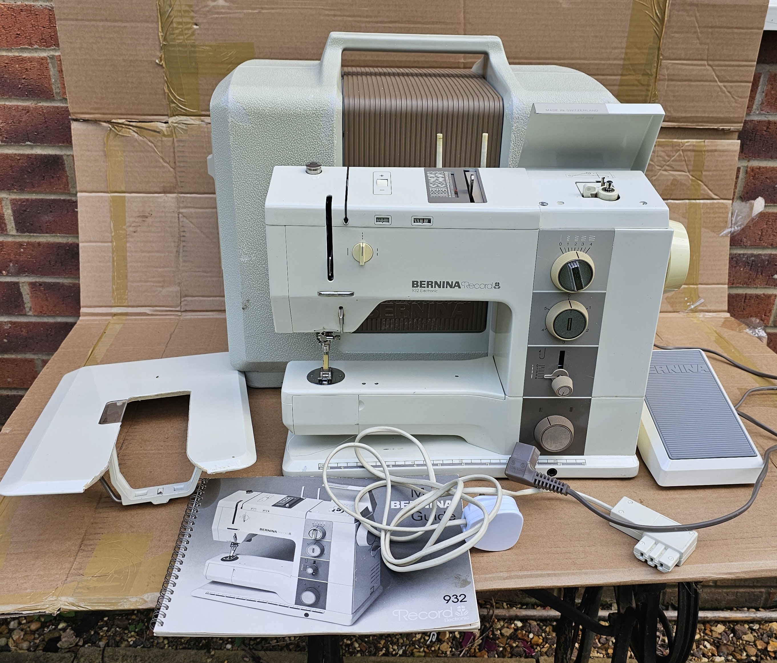 Bernina 932 Electronic Multi Stitch Sewing Machine With Instruction