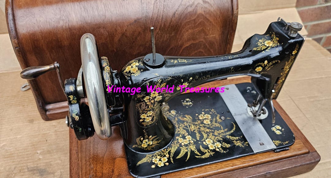 Antique Singer VS3 Hand-crank Sewing Machine With Wild Roses