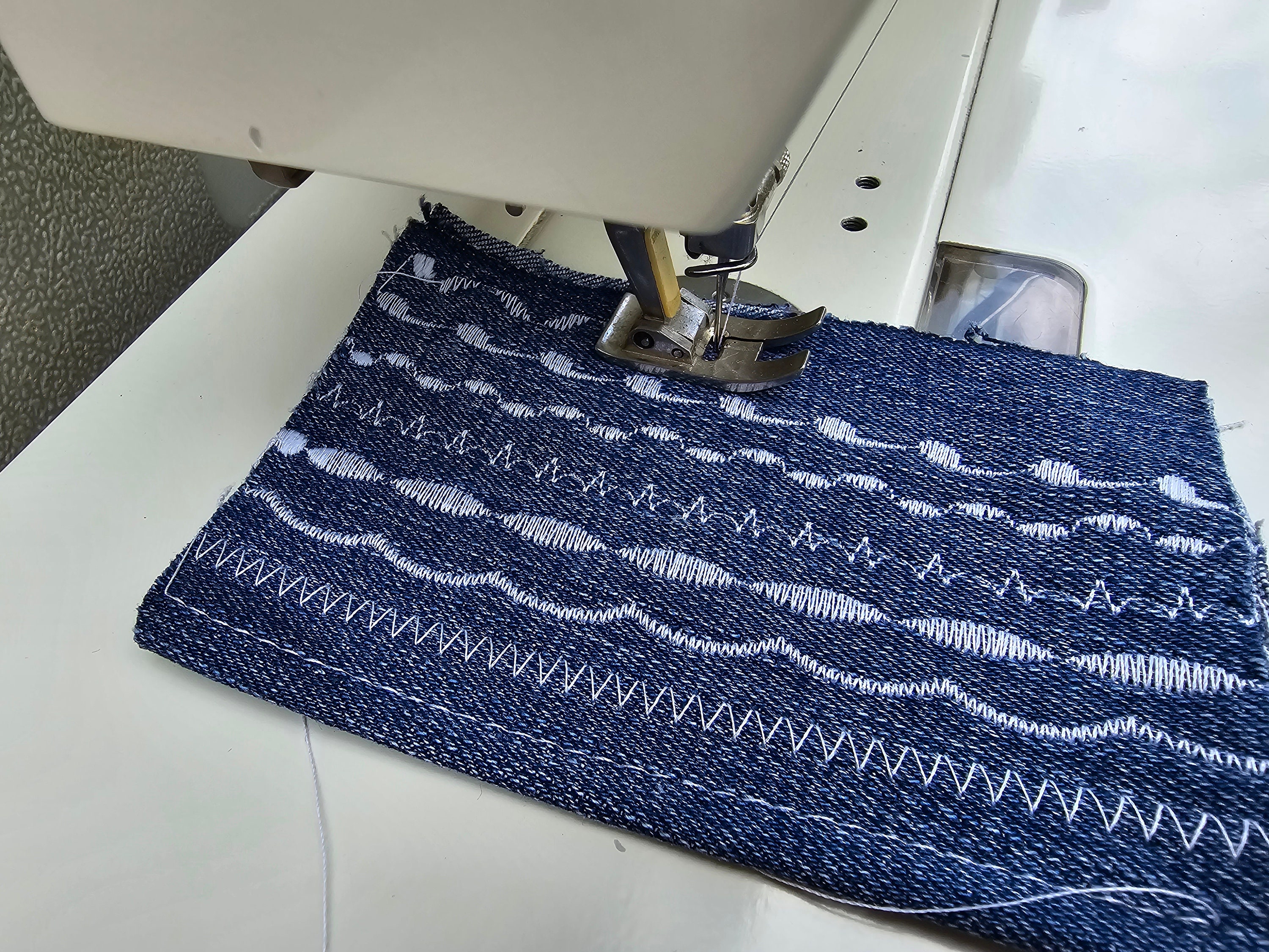 Bernina 932 Electronic Multi Stitch Sewing Machine With Instruction