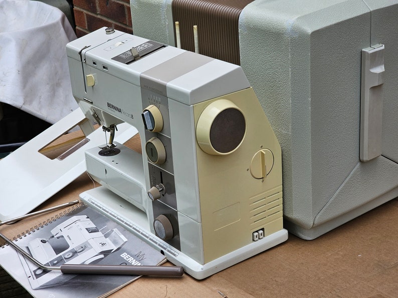 Bernina 932 Electronic Multi Stitch Sewing Machine With Instruction