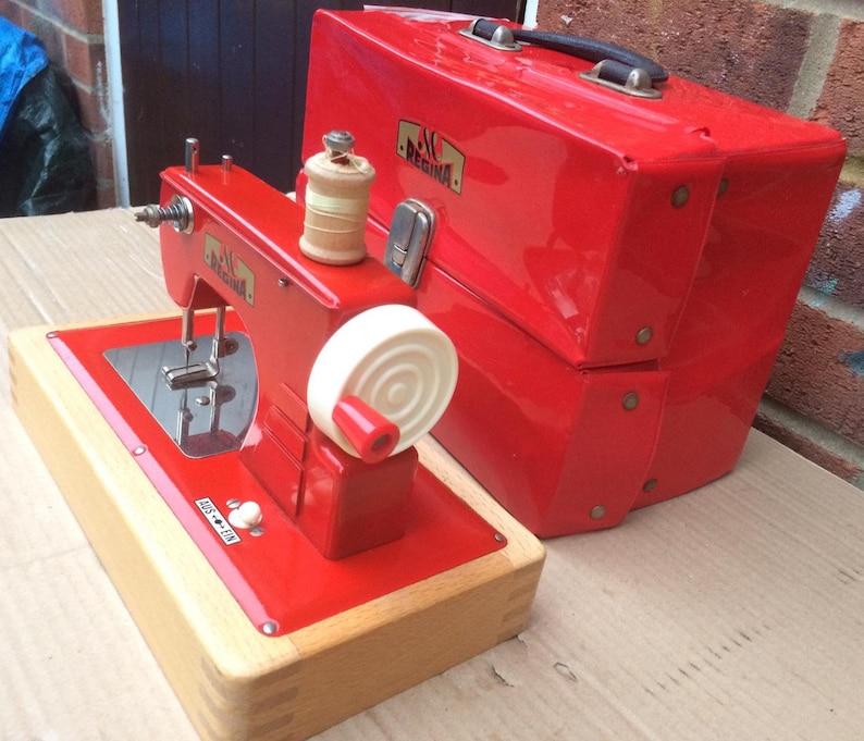 Muller Regina Toy, Miniature Child's Chainstitch Electric Sewing