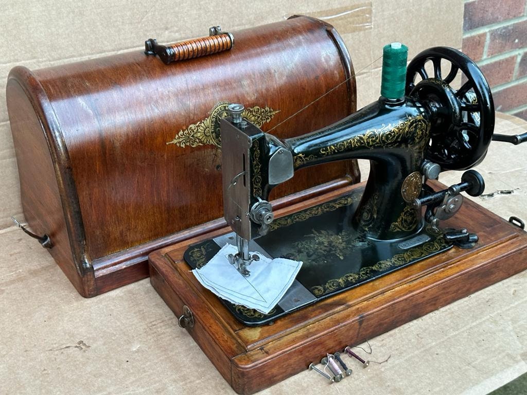 Antique Singer VS3 Hand-crank Sewing Machine: Scrolls and Roses