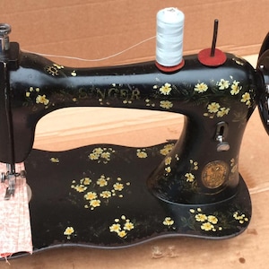 Singer fiddle base improved family painted Daises Decals sewing machine
