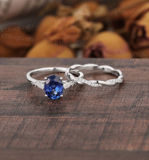 Anello Di Fidanzamento Unico Con Zaffiro Blu Taglio Radiant E Diamanti – Valley Rose