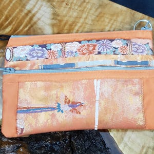 Estuche para cosméticos, billetera y bolígrafo con cremallera de 7” con diseño de pájaro volador en forma de kimono Obi