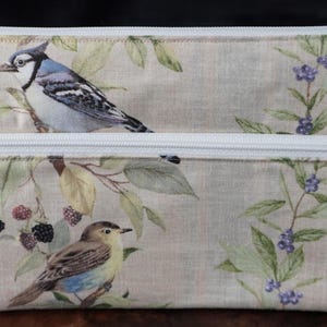 Pájaros y bayas: dos carteras con cremallera de 7” / neceser / estuche para bolígrafos, tela de algodón de Susan Winget